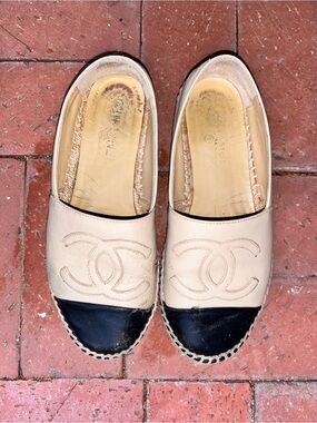 CHANEL Interlocking CC Logo Beige and Black Leather Espadrille Flats